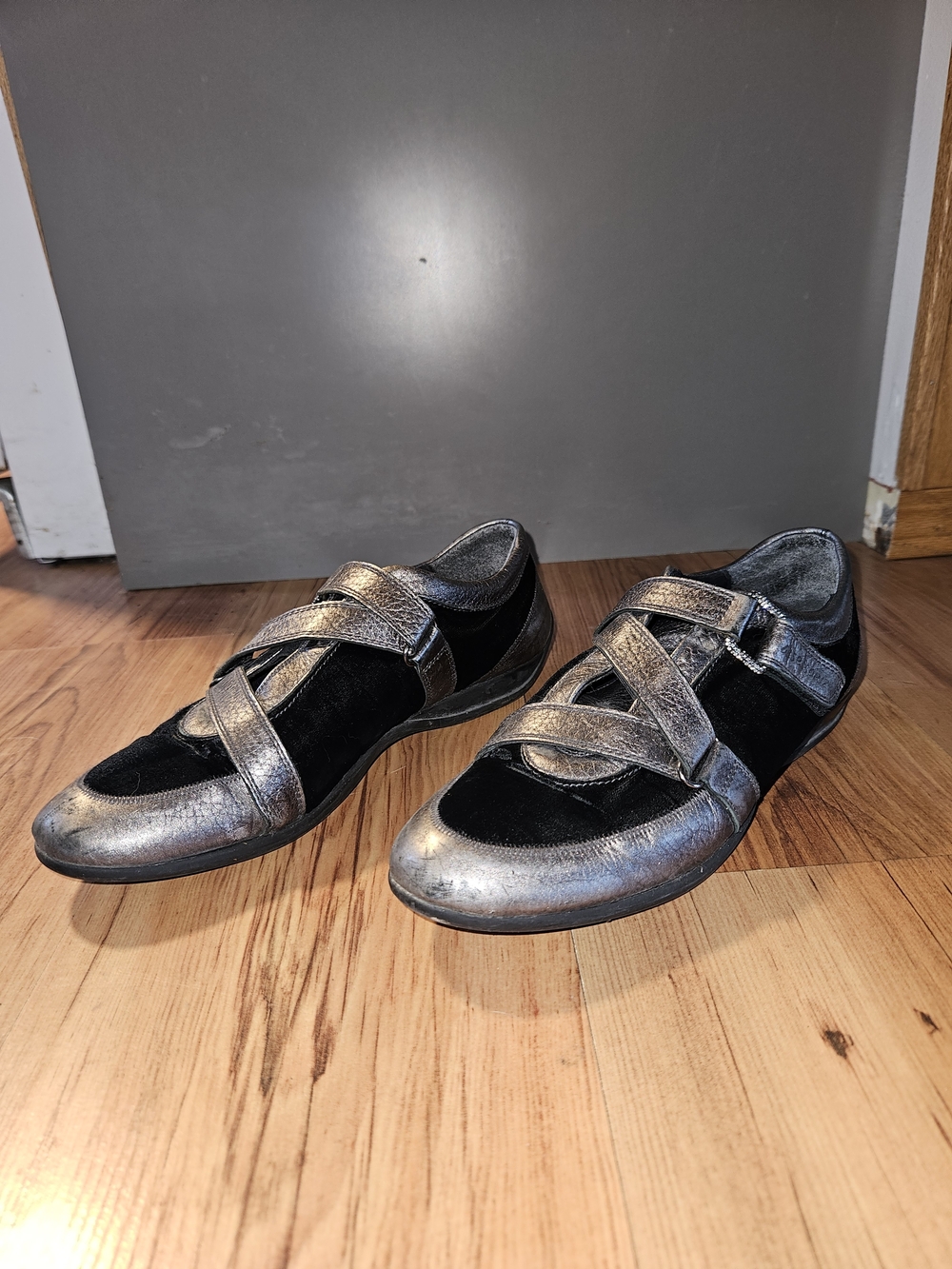 Stuart Weitzman Metallic Silver and Black Crisscross Strap Flats - Picture 2 of 5
